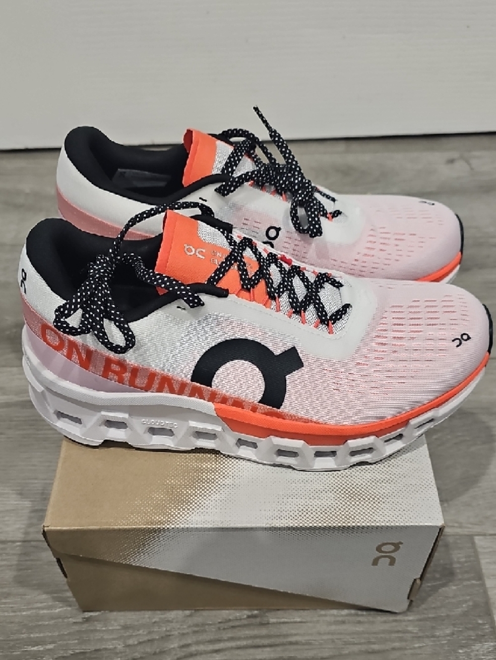 NWT Oncloud  Running Women's Running Shoes in White & Coral Accent - Picture 2 of 7